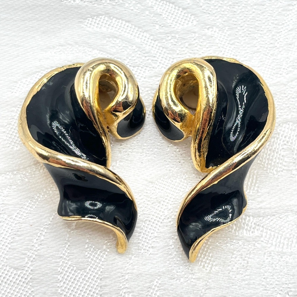 Vintage Chunky Heavy 80s Ribbon Black Enamel on Gold Tone Metal Clip-On Earrings